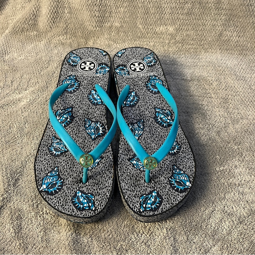 Tory Burch All-Ove Pattern Thick Sole Beach Sandals Seashells Blue size 8.5